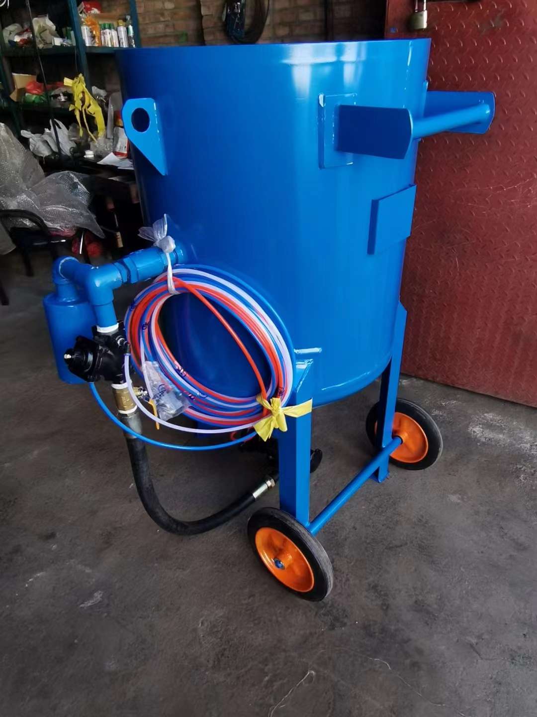 專業(yè)生產(chǎn)各種型號(hào)的噴砂機(jī)械設(shè)備噴砂機(jī)噴砂罐